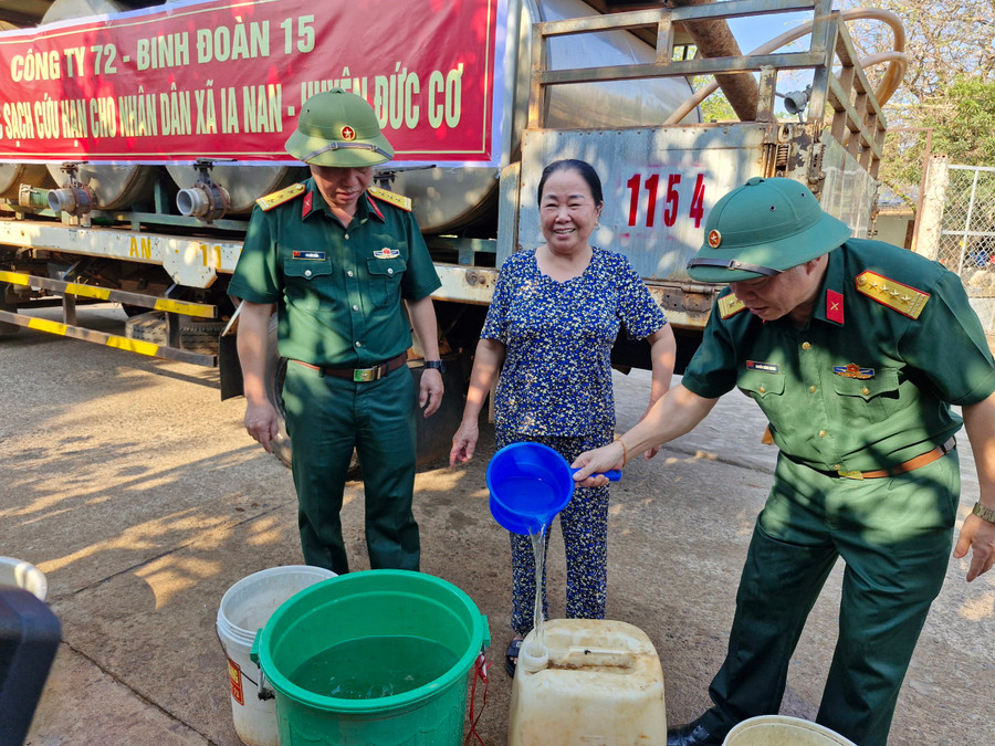 Niềm vui của người dân khi có dòng nước mát. Ảnh: Vĩnh Hoàng Niềm vui của người dân khi có dòng nước mát. Ảnh: Vĩnh Hoàng
