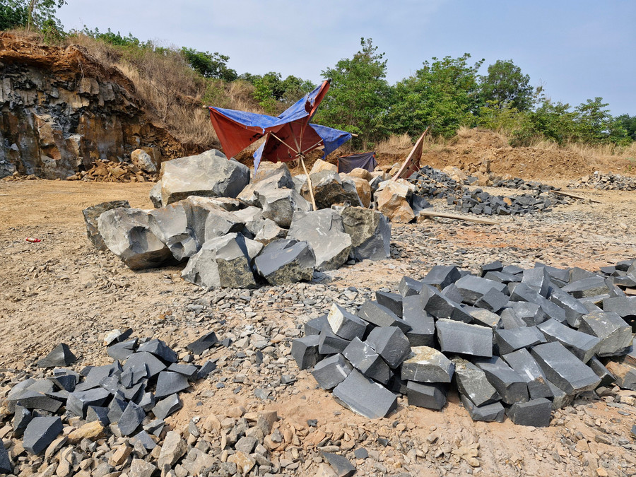 Những đống đá được tập kết chuẩn bị mang đi tiêu thụ. Ảnh: Vĩnh Hoàng Những đống đá được tập kết chuẩn bị mang đi tiêu thụ. Ảnh: Vĩnh Hoàng