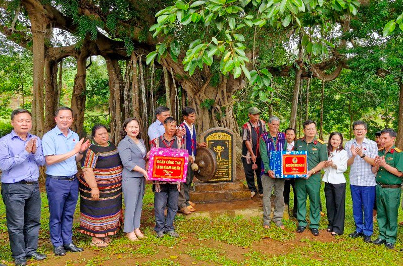 Đoàn công tác tặng quà cho già làng, người có uy tín làng Ghè, xã Ia Dơk, huyện Đức Cơ. Ảnh: Vĩnh Hoàng Đoàn công tác tặng quà cho già làng, người có uy tín làng Ghè, xã Ia Dơk, huyện Đức Cơ. Ảnh: Vĩnh Hoàng
