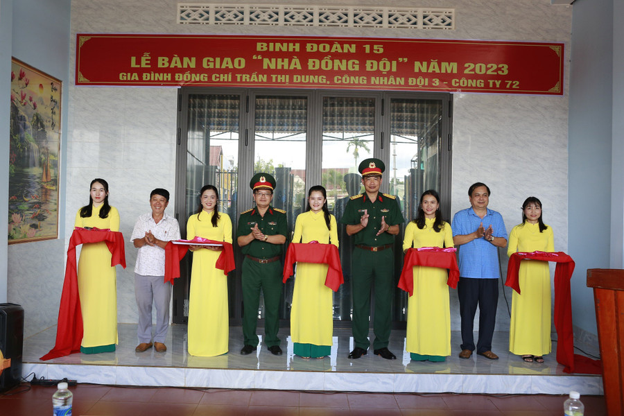 Lãnh đạo Binh đoàn 15 và Công ty 72 cắt băng khánh thành, bàn giao nhà cho chị Trần Thị Dung. Ảnh: Vĩnh Hoàng Lãnh đạo Binh đoàn 15 và Công ty 72 cắt băng khánh thành, bàn giao nhà cho chị Trần Thị Dung. Ảnh: Vĩnh Hoàng