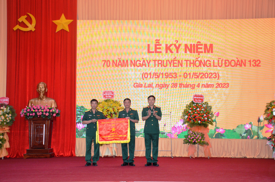 Đơn vị nhận Cờ thi đua của Binh chủng Thông tin Liên lạc. Ảnh: VĨNH HOÀNG