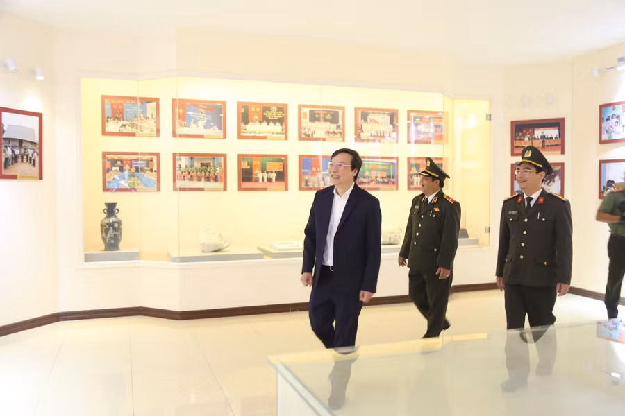 Chủ tịch UBND tỉnh tham quan Nhà truyền thống Công an tỉnh. Ảnh: Vĩnh Hoàng