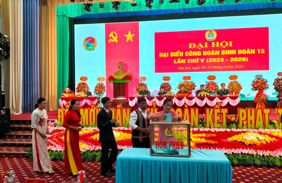 Bỏ phiếu bầu đoàn đại biểu đi dự đại hội cấp trên. Ảnh: Vĩnh Hoàng Bỏ phiếu bầu đoàn đại biểu đi dự đại hội cấp trên. Ảnh: Vĩnh Hoàng