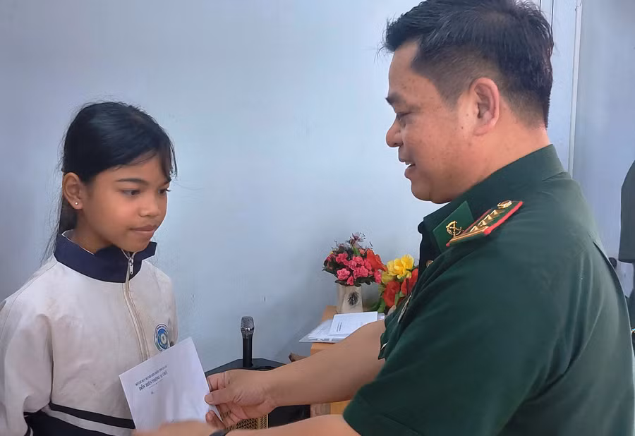Đại tá Rơ Mah Tuân-Chính ủy Bộ đội Biên phòng tỉnh trao kinh phí cho học sinh. Ảnh: Vĩnh Hoàng Đại tá Rơ Mah Tuân-Chính ủy Bộ đội Biên phòng tỉnh trao kinh phí cho học sinh. Ảnh: Vĩnh Hoàng