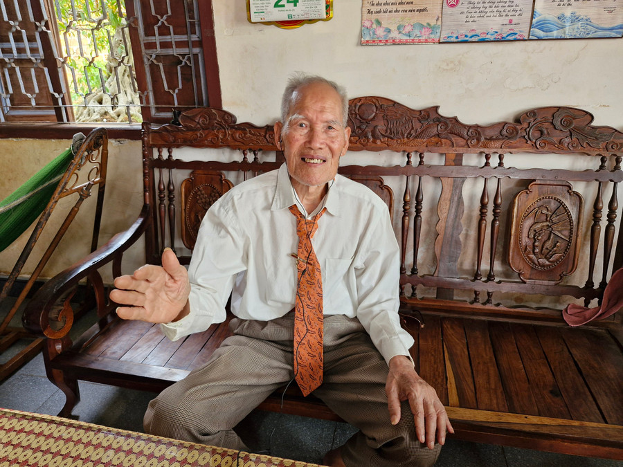 Cựu chiến binh Lưu Thế Quý kể về những ngày tháng tham gia Chiến dịch Điện Biên Phủ. Ảnh: Vĩnh Hoàng Cựu chiến binh Lưu Thế Quý kể về những ngày tháng tham gia Chiến dịch Điện Biên Phủ. Ảnh: Vĩnh Hoàng