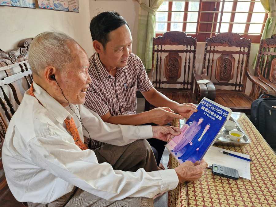 Ông Quý tự hào khoe tấm ảnh chụp chung với bạn chiến đấu là cố Tổng Bí thư Lê Khả Phiêu. Ảnh: Vĩnh Hoàng Ông Quý tự hào khoe tấm ảnh chụp chung với bạn chiến đấu là cố Tổng Bí thư Lê Khả Phiêu. Ảnh: Vĩnh Hoàng