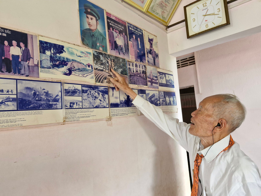 Ông Quý chia sẻ về những lần trở lại thăm Điện Biên cùng đồng đội. Ảnh: Vĩnh Hoàng Ông Quý chia sẻ về những lần trở lại thăm Điện Biên cùng đồng đội. Ảnh: Vĩnh Hoàng