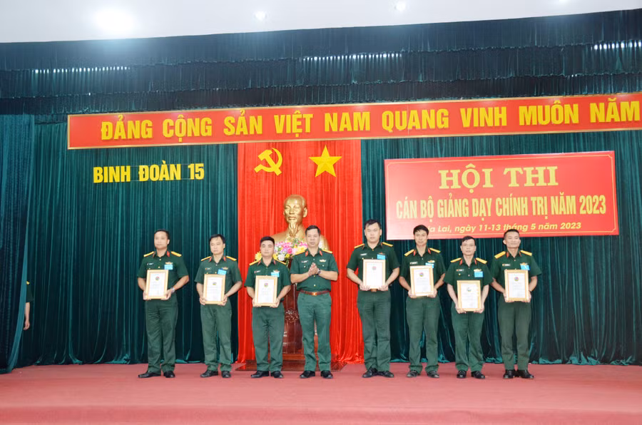 Ban tổ chức trao giải cho các thí sinh đạt thành tích cao. Ảnh: Vĩnh Hoàng