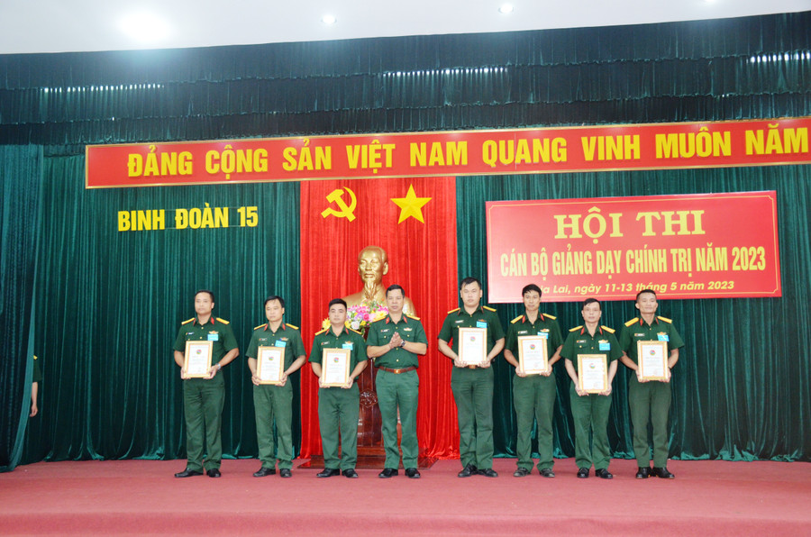Ban tổ chức trao giải cho các thí sinh đạt thành tích cao. Ảnh: Vĩnh Hoàng