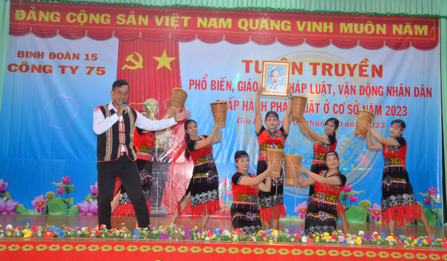 Một nội dung tuyên truyền được sân khấu hóa. Ảnh: Vĩnh Hoàng