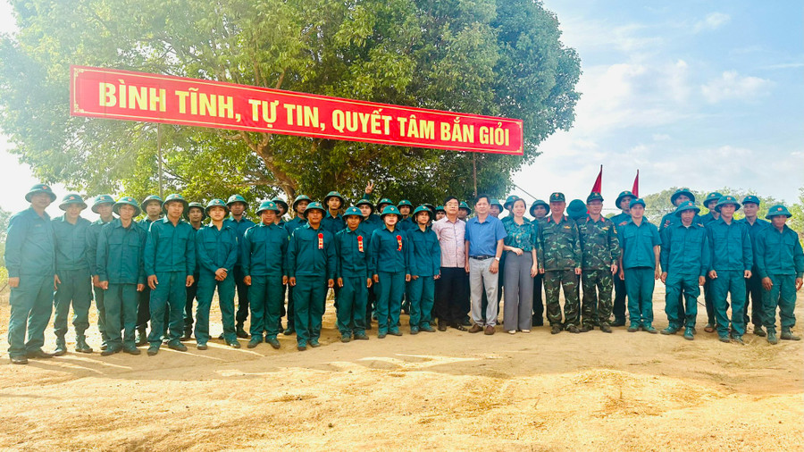 Lực lượng dân quân xã Đak Djrăng tham gia huấn luyện. Ảnh: Vĩnh Hoàng Lực lượng dân quân xã Đak Djrăng tham gia huấn luyện. Ảnh: Vĩnh Hoàng