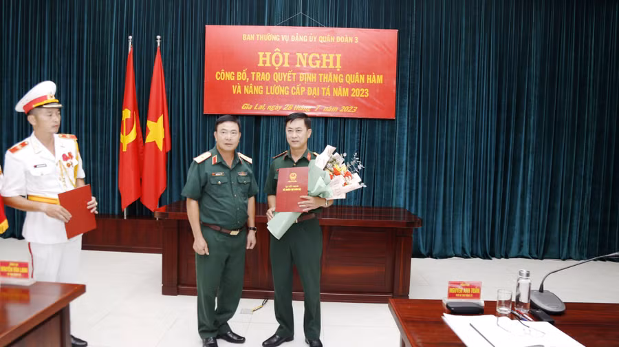 Thiếu tướng Nguyễn Anh Tuấn-Tư lệnh Quân đoàn 3 trao quyết định thăng quân hàm Đại tá cho sĩ quan. Ảnh: Vĩnh Hoàng