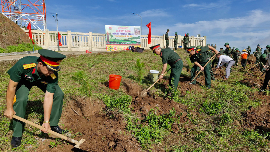 Lãnh đạo Binh đoàn 15 tham gia trồng cây. Ảnh: Vĩnh Hoàng Lãnh đạo Binh đoàn 15 tham gia trồng cây. Ảnh: Vĩnh Hoàng