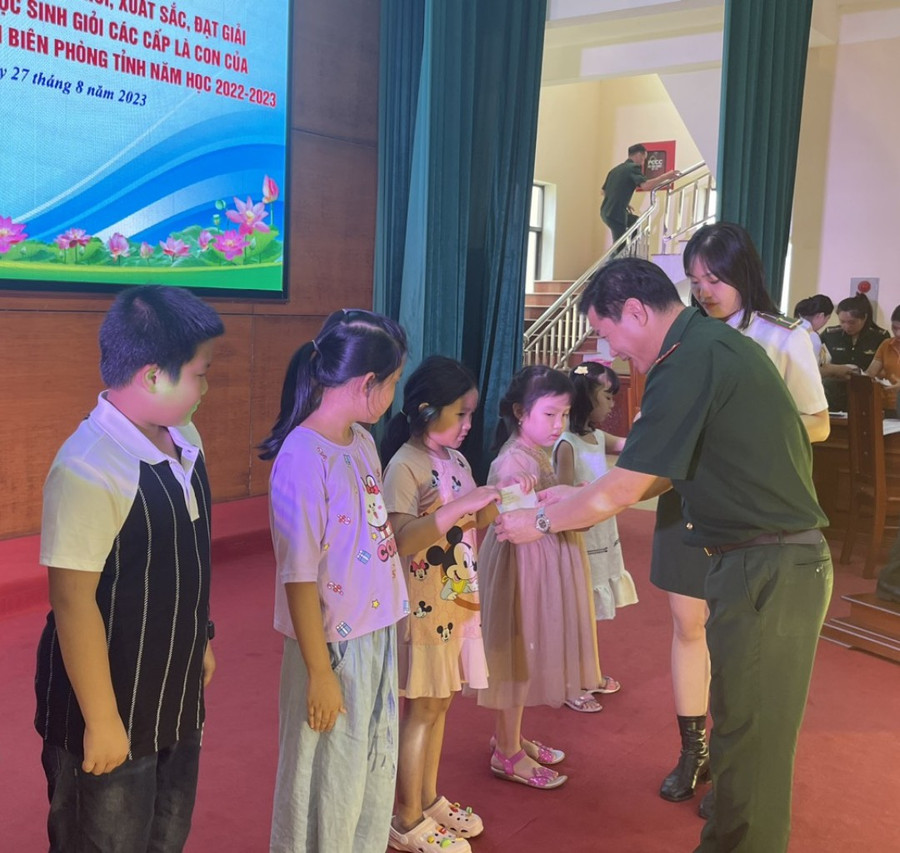 Lãnh đạo Bộ đội Biên phòng tỉnh trao quà và động viên các cháu học sinh. Ảnh: Vĩnh Hoàng Lãnh đạo Bộ đội Biên phòng tỉnh trao quà và động viên các cháu học sinh. Ảnh: Vĩnh Hoàng