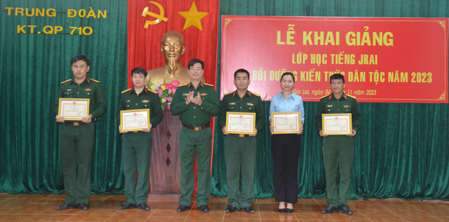 Lãnh đạo Trung đoàn 710 tặng giấy khen cho các tập thể có thành tích xuất sắc trong đợt thi đua cao điểm. Ảnh: Vĩnh Hoàng