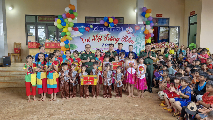 Lãnh đạo Công ty 74 tặng quà Trung thu cho các em thiếu nhi. Ảnh: Vĩnh Hoàng Lãnh đạo Công ty 74 tặng quà Trung thu cho các em thiếu nhi. Ảnh: Vĩnh Hoàng
