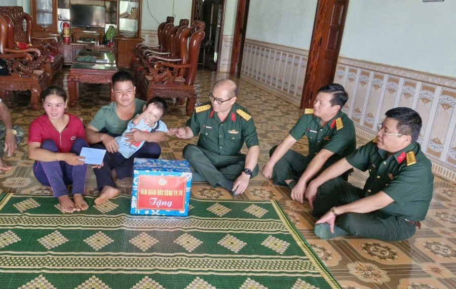 Lãnh đạo Công ty 74 đến nhà tặng quà cho các em thiếu nhi khuyết tật, mắc bệnh hiểm nghèo. Ảnh: Vĩnh Hoàng Lãnh đạo Công ty 74 đến nhà tặng quà cho các em thiếu nhi khuyết tật, mắc bệnh hiểm nghèo. Ảnh: Vĩnh Hoàng