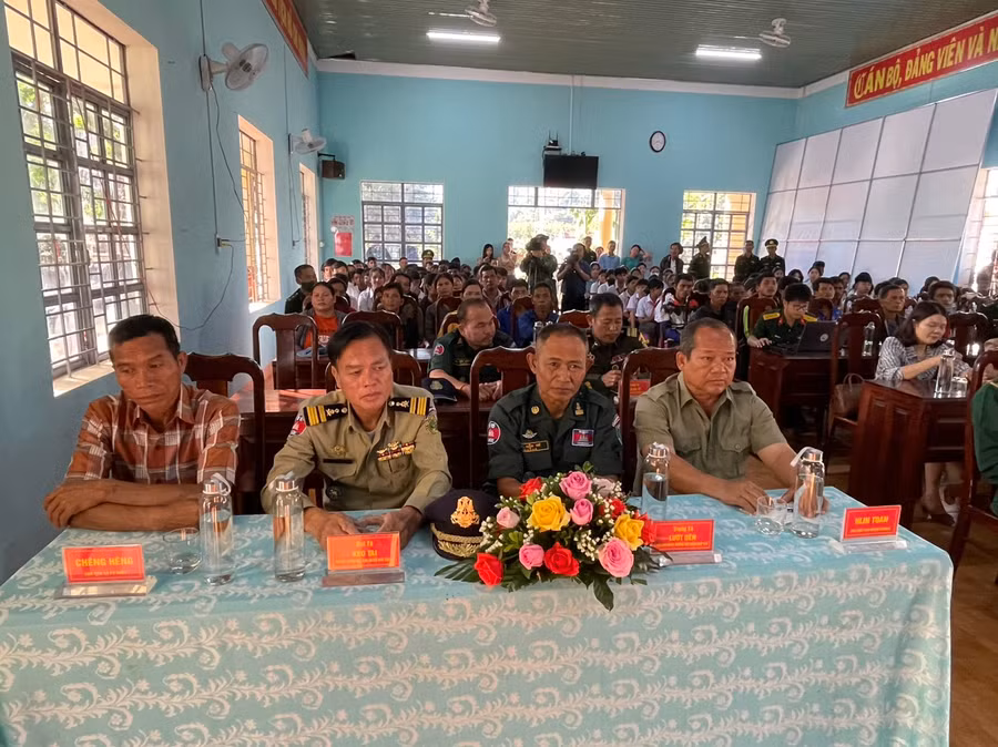 Các đại biểu tham dự chương trình trao bò, tặng học bổng và khám bệnh. Ảnh: Quốc Vinh