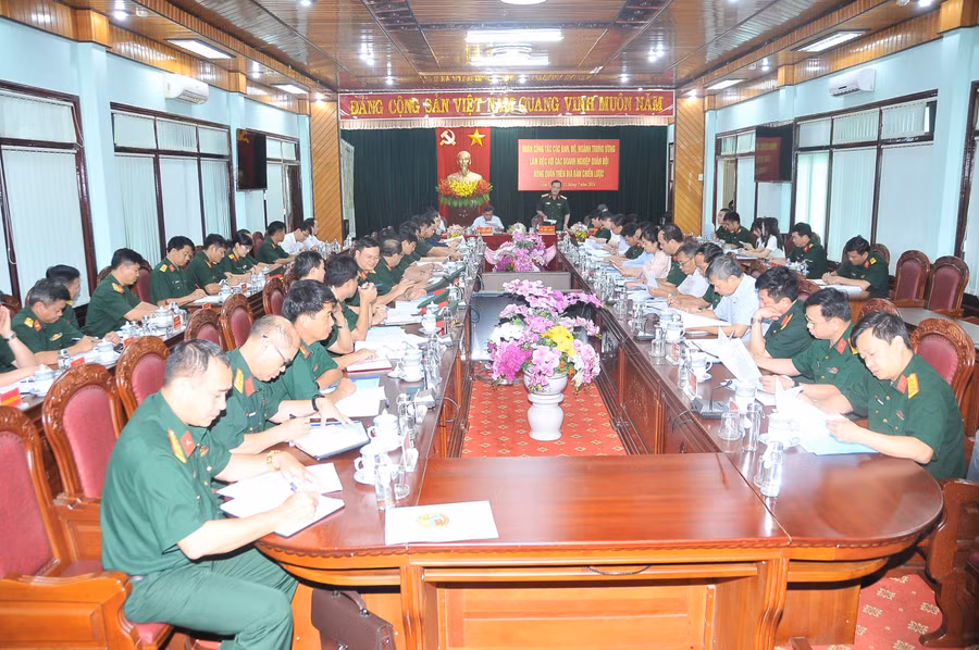 Quang cảnh buổi làm việc của đoàn công tác Trung ương với Binh đoàn 15. Ảnh: Thanh Qúy