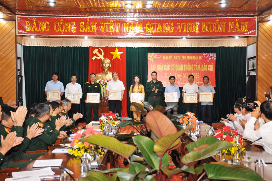 Lãnh đạo Binh đoàn 15 tặng bằng khen cho các cá nhân. Ảnh: Vĩnh Hoàng