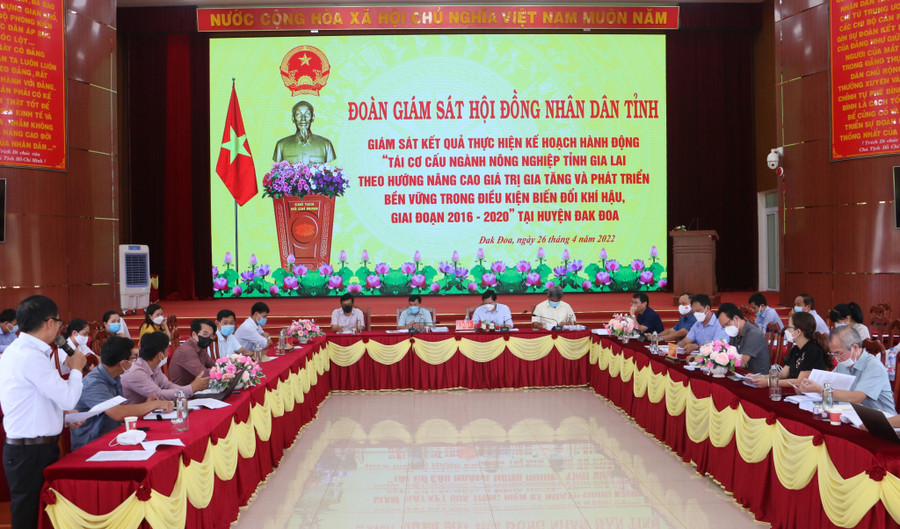 Hội đồng nhân dân tỉnh họp đánh giá kết quả giám sát tái cơ cấu ngành nông nghiệp. Ảnh: Quang Tấn Hội đồng nhân dân tỉnh họp đánh giá kết quả giám sát tái cơ cấu ngành nông nghiệp. Ảnh: Quang Tấn
