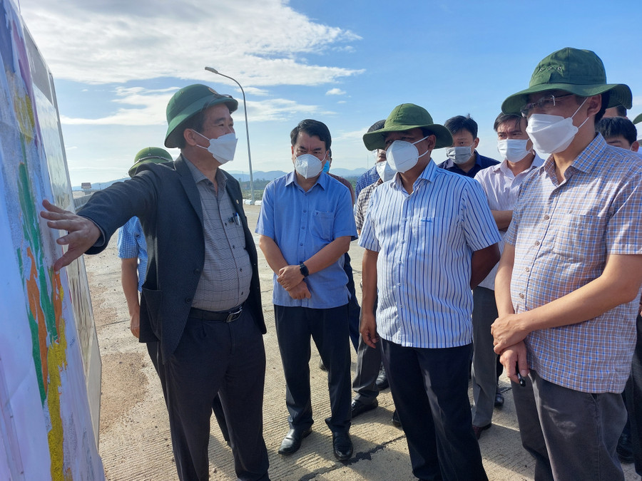 Đồng chí Hồ Văn Niên ( thứ 2 từ phải qua) Ủy viên Ban Chấp hành Trung ương Đảng, Bí thư Tỉnh ủy, Chủ tịch HĐND tỉnh Gia Lai khảo sát việc phát triển kinh tế-xã hội trên địa bàn huyện Chư Prông. Ảnh: Vĩnh Hoàng