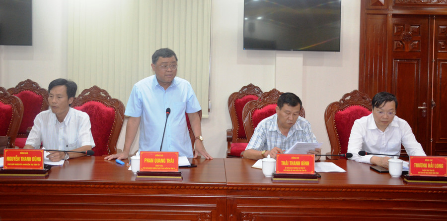 Lãnh đạo Ủy ban Kiểm tra Tỉnh ủy báo cáo tình hình thực hiện nhiệm vụ kiểm tra, giám sát. Ảnh: Vĩnh Hoàng