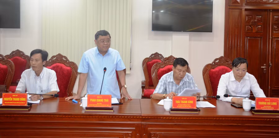 Lãnh đạo Ủy ban Kiểm tra Tỉnh ủy báo cáo tình hình thực hiện nhiệm vụ kiểm tra, giám sát. Ảnh: Vĩnh Hoàng