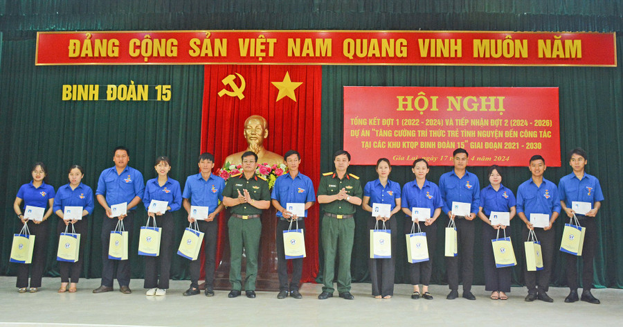 Lãnh đạo Binh đoàn 15 tặng quà và động viên trí thức trẻ tình nguyện đã hoàn thành xuất sắc nhiệm vụ. Ảnh: Vĩnh Hoàng Lãnh đạo Binh đoàn 15 tặng quà và động viên trí thức trẻ tình nguyện đã hoàn thành xuất sắc nhiệm vụ. Ảnh: Vĩnh Hoàng