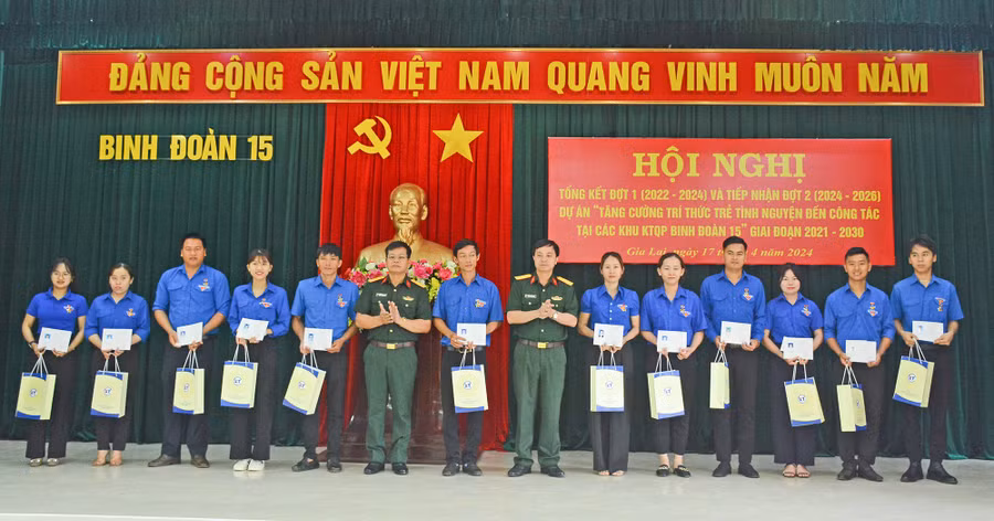 Lãnh đạo Binh đoàn 15 tặng quà và động viên trí thức trẻ tình nguyện đã hoàn thành xuất sắc nhiệm vụ. Ảnh: Vĩnh Hoàng