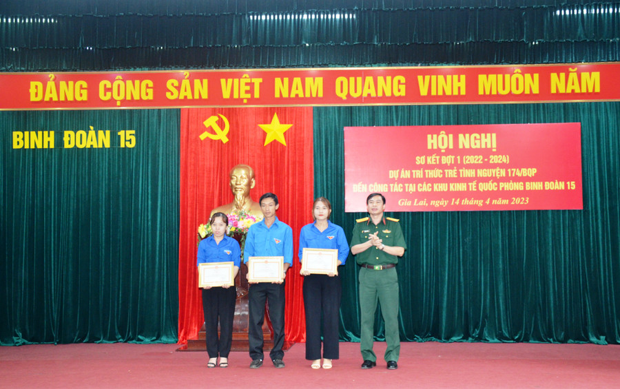 Lãnh đạo Binh đoàn 15 tặng giấy khen cho 3 trí thức trẻ tình nguyện có thành tích xuất sắc. Ảnh: VĨNH HOÀNG Lãnh đạo Binh đoàn 15 tặng giấy khen cho 3 trí thức trẻ tình nguyện có thành tích xuất sắc. Ảnh: VĨNH HOÀNG