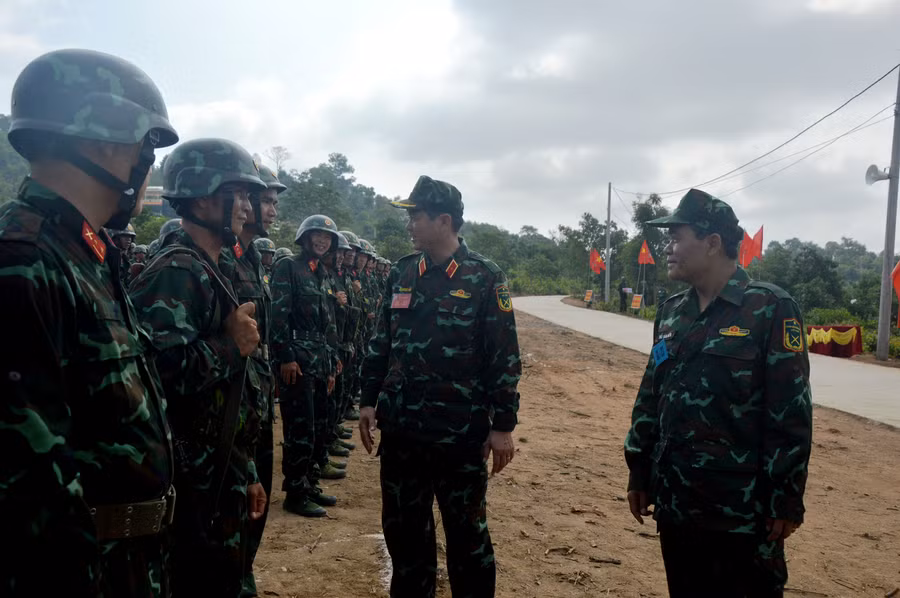Bí thư Tỉnh ủy Hồ Văn Niên (bìa phải) cùng lãnh đạo Quân khu 5 động viên lực lượng tham gia diễn tập. Ảnh: Vĩnh Hoàng