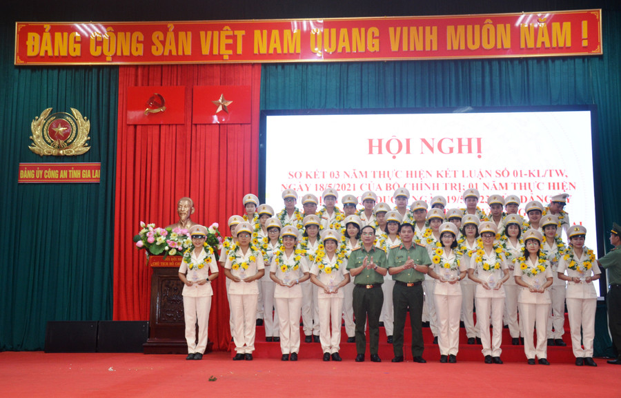 Lãnh đạo Công an tỉnh tuyên dương 34 cá nhân tiêu biểu làm theo lời Bác. Ảnh: Vĩnh Hoàng Lãnh đạo Công an tỉnh tuyên dương 34 cá nhân tiêu biểu làm theo lời Bác. Ảnh: Vĩnh Hoàng