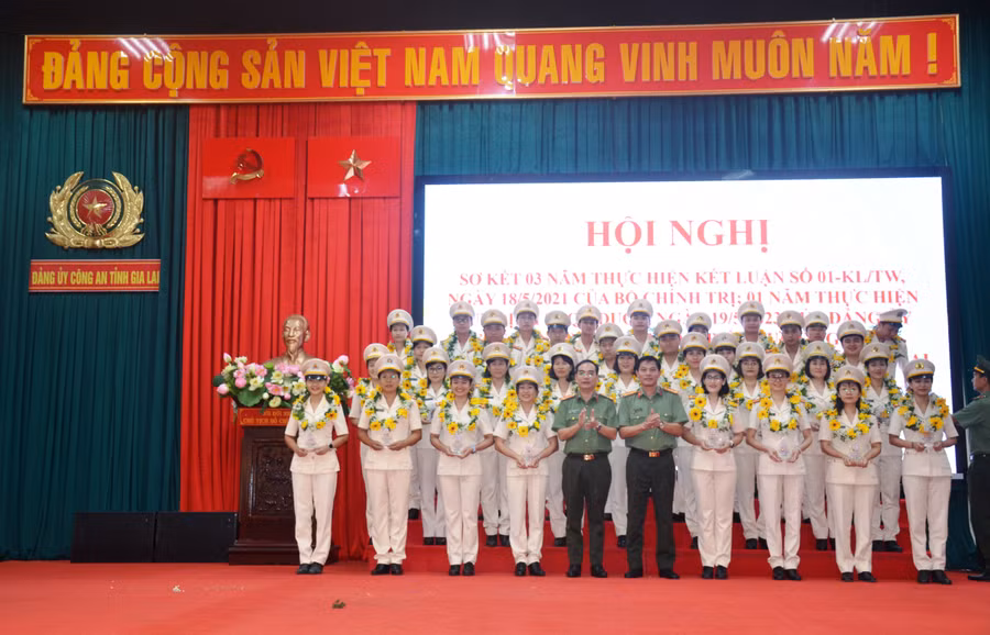 Lãnh đạo Công an tỉnh tuyên dương 34 cá nhân tiêu biểu làm theo lời Bác. Ảnh: Vĩnh Hoàng