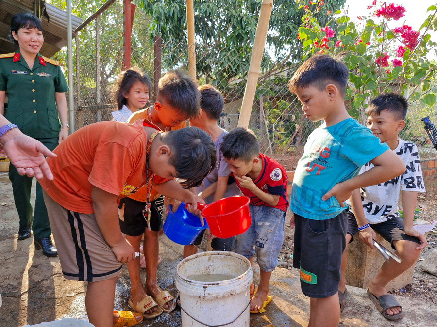 Trẻ em tranh thủ những dòng nước mát để rửa chân, tay. Ảnh: Vĩnh Hoàng Trẻ em tranh thủ những dòng nước mát để rửa chân, tay. Ảnh: Vĩnh Hoàng