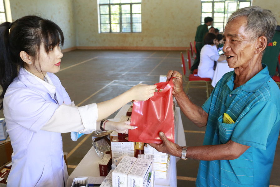 Cấp thuốc cho người dân. Ảnh: Vĩnh Hoàng Cấp thuốc cho người dân. Ảnh: Vĩnh Hoàng