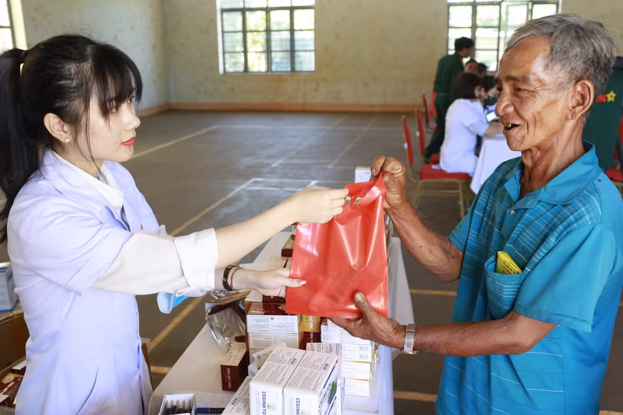 Cấp thuốc cho người dân. Ảnh: Vĩnh Hoàng