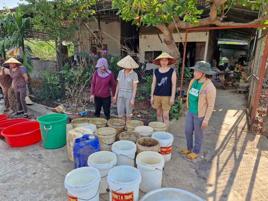 Mặc dù xe chở nước chưa tới, nhưng người dân đã chuẩn bị sẵn dụng cụ để đựng nước. Ảnh: Vĩnh Hoàng Mặc dù xe chở nước chưa tới, nhưng người dân đã chuẩn bị sẵn dụng cụ để đựng nước. Ảnh: Vĩnh Hoàng