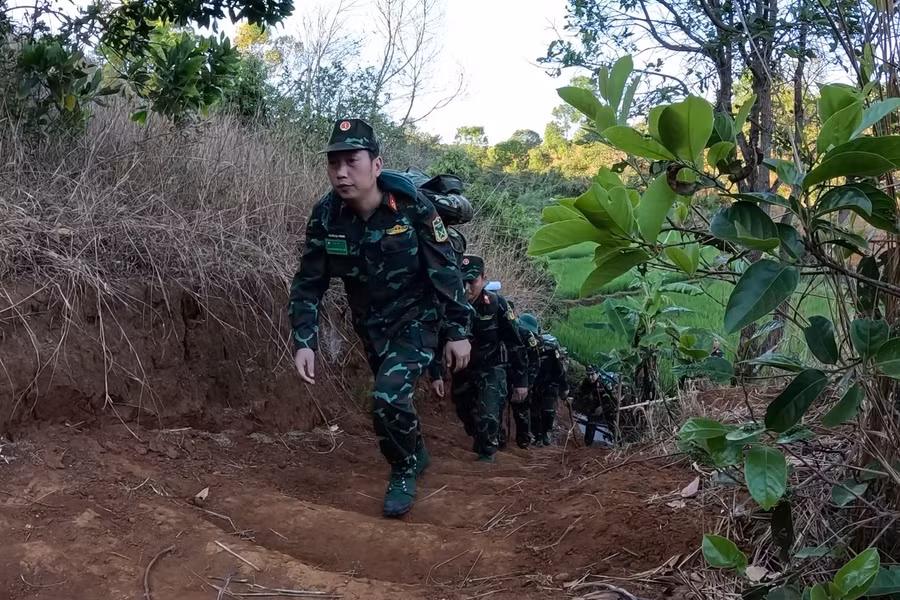 Cán bộ, chiến sĩ mang vác nặng vào khu vực được giao. Ảnh: Vĩnh Hoàng