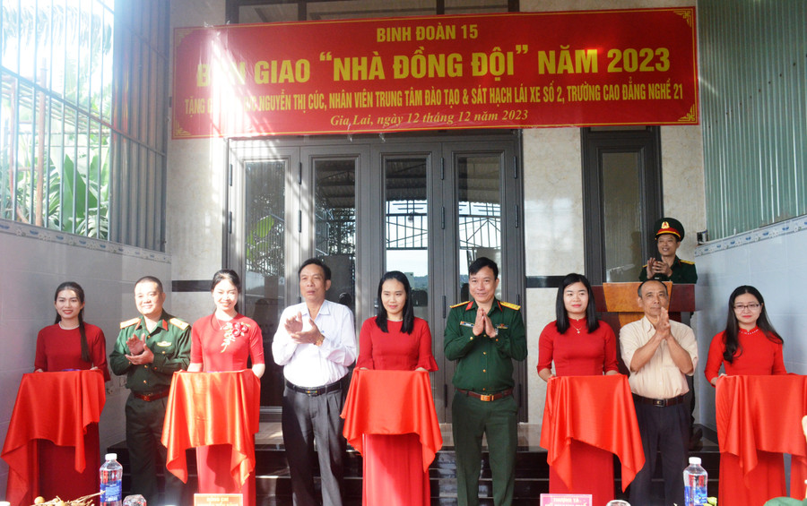 Lãnh đạo đơn vị và chính quyền địa phương cắt băng khánh thành ngôi nhà. Ảnh: Vĩnh Hoàng