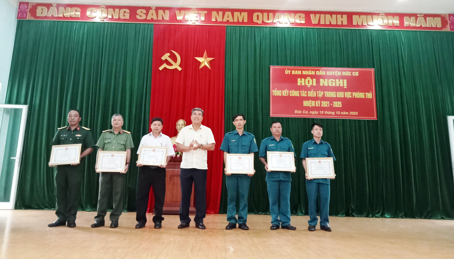 Chủ tịch UBND huyện Đức Cơ tặng giấy khen cho các tập thể. Ảnh: Vĩnh Hoàng Chủ tịch UBND huyện Đức Cơ tặng giấy khen cho các tập thể. Ảnh: Vĩnh Hoàng