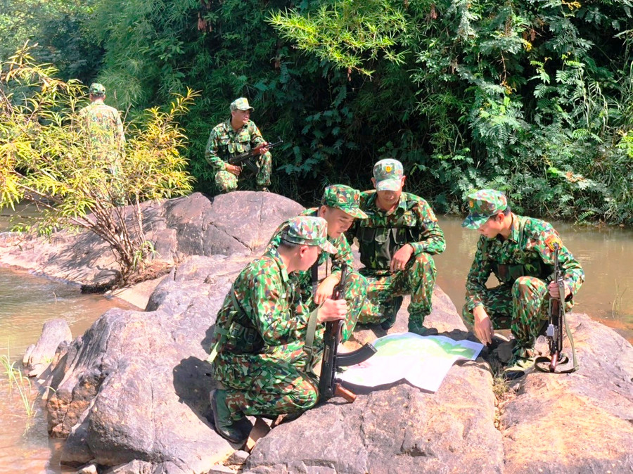 Cán bộ, chiến sĩ Đồn Biên phòng Cửa khẩu Quốc tế Lệ Thanh (huyện Đức Cơ) tuần tra, kiểm soát địa bàn trong những ngày đầu năm. Ảnh: Vĩnh Hoàng Cán bộ, chiến sĩ Đồn Biên phòng Cửa khẩu Quốc tế Lệ Thanh (huyện Đức Cơ) tuần tra, kiểm soát địa bàn trong những ngày đầu năm. Ảnh: Vĩnh Hoàng