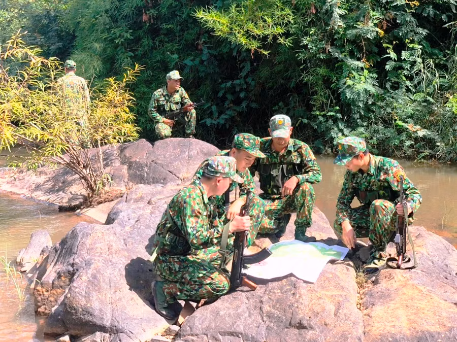 Cán bộ, chiến sĩ Đồn Biên phòng Cửa khẩu Quốc tế Lệ Thanh (huyện Đức Cơ) tuần tra, kiểm soát địa bàn trong những ngày đầu năm. Ảnh: Vĩnh Hoàng