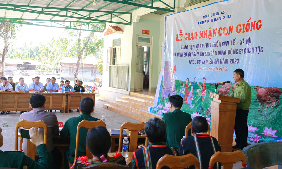 Quang cảnh buổi tặng bò cho người dân. Ảnh: Vĩnh Hoàng
