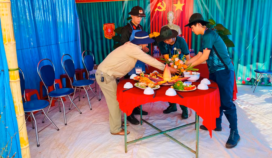 Các đơn vị tổ chức hội thi mâm cơm chiến sĩ. Ảnh: Vĩnh Hoàng