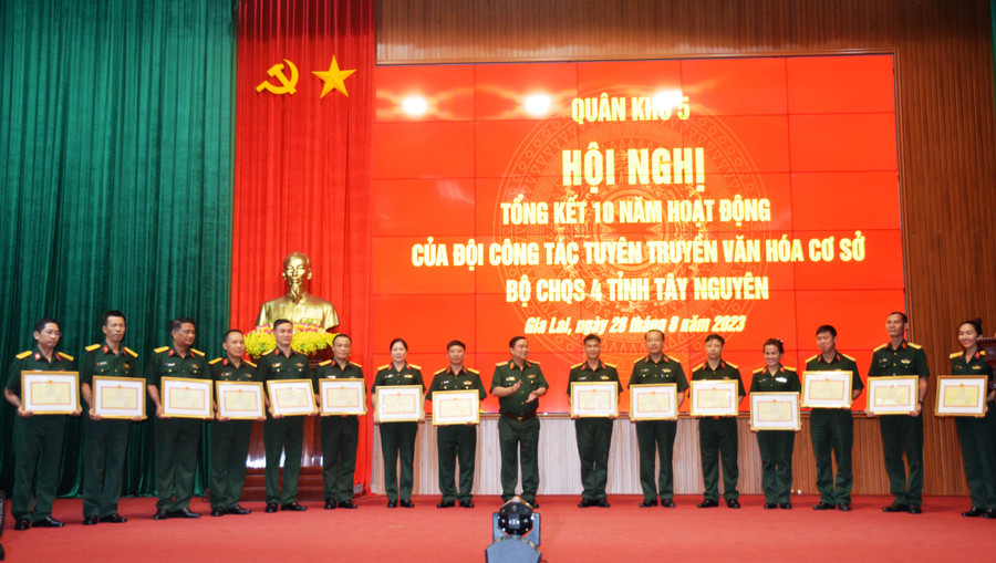 Chính ủy Quân khu 5 đã tặng bằng khen cho 4 tập thể và 11 cá nhân xuất sắc. Ảnh: Vĩnh Hoàng Chính ủy Quân khu 5 đã tặng bằng khen cho 4 tập thể và 11 cá nhân xuất sắc. Ảnh: Vĩnh Hoàng