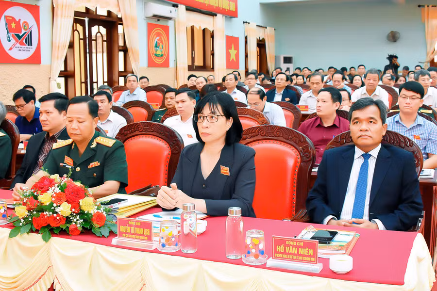 Các đồng chí lãnh đạo tỉnh dự đại hội. Ảnh: Đức Thụy