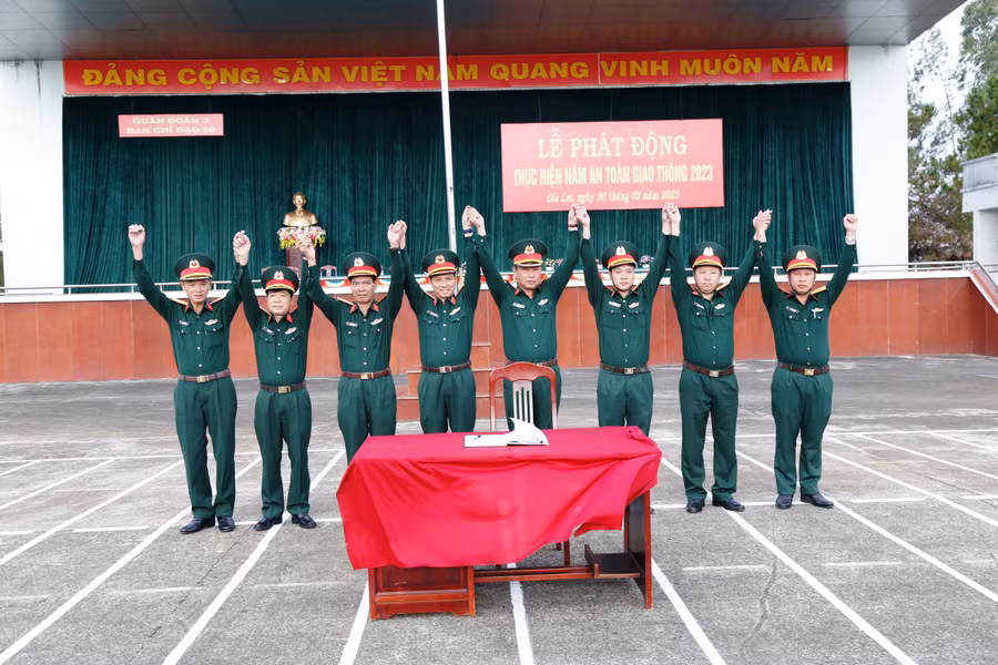 Đại diện các cơ quan, đơn vị ký giao ước và thể hiện quyết tâm thực hiện năm an toàn giao thông. Ảnh: VĨNH HOÀNG