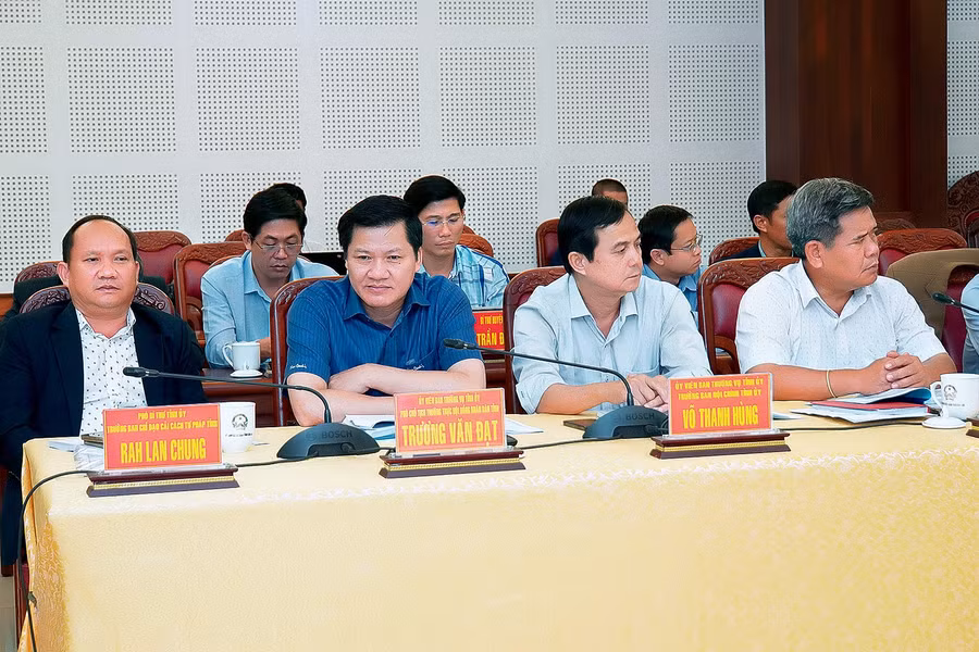 Các đồng chí lãnh đạo tỉnh dự hội nghị. Ảnh: Đức Thụy