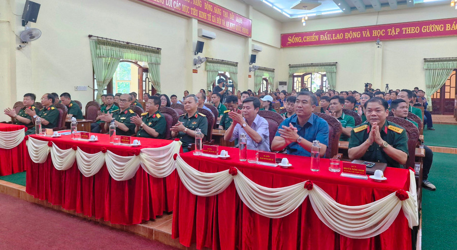 Các đại biểu tham dự buổi trao quà. Ảnh: Vĩnh Hoàng Các đại biểu tham dự buổi trao quà. Ảnh: Vĩnh Hoàng